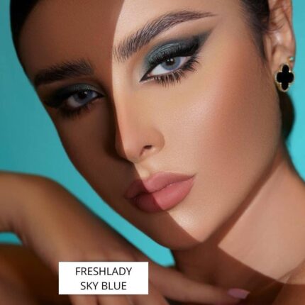 عدسات أزرق سماوي